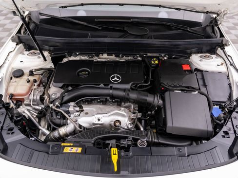 Used 2021 Mercedes-Benz GLB 250 4MATIC image 30