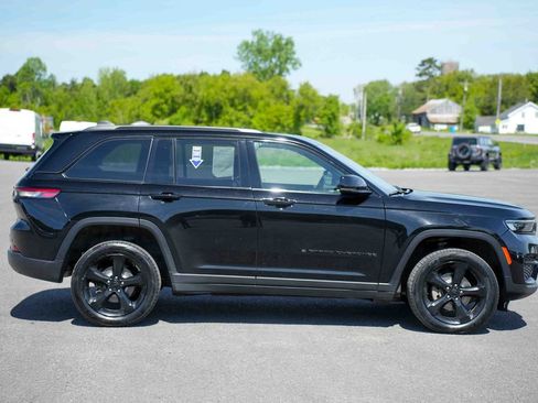 Used 2024 Jeep Grand Cherokee Altitude AWD/4WD image 4