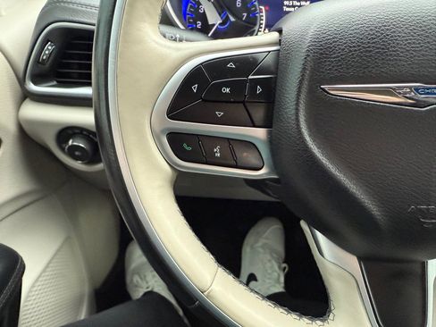 Used 2018 Chrysler Pacifica Limited FWD image 33