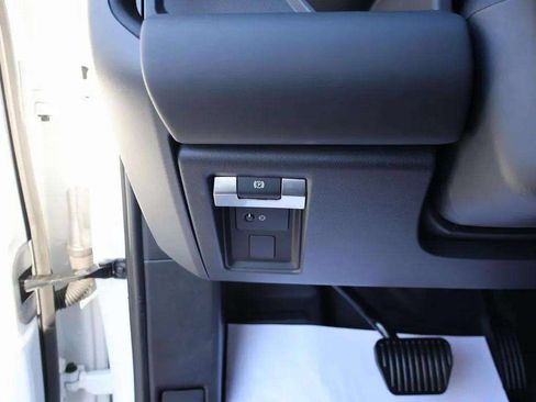 Certified 2024 Land Rover Defender 110 X-Dynamic SE AWD/4WD image 13