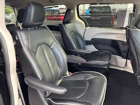 Used 2023 Chrysler Pacifica Limited w/ Uconnect Theater Family Group FWD image 28
