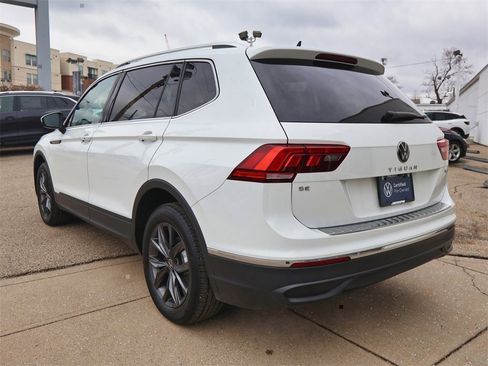 Certified 2022 Volkswagen Tiguan SE image 3