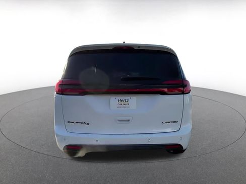 Used 2025 Chrysler Pacifica Limited image 12