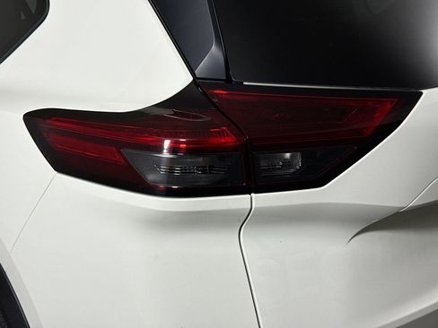 Used 2022 Nissan Rogue S AWD/4WD image 36