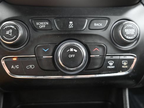 Used 2016 Jeep Cherokee Latitude AWD/4WD image 17