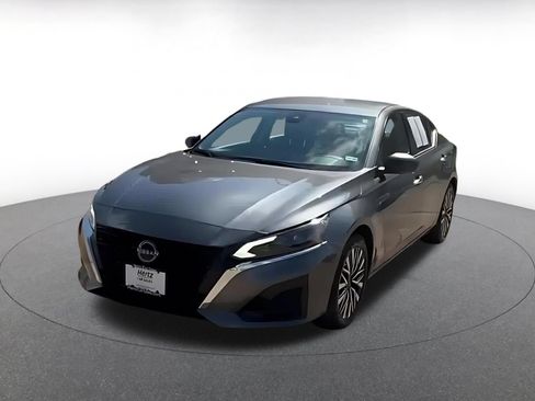 Used 2025 Nissan Altima 2.5 SV FWD image 7