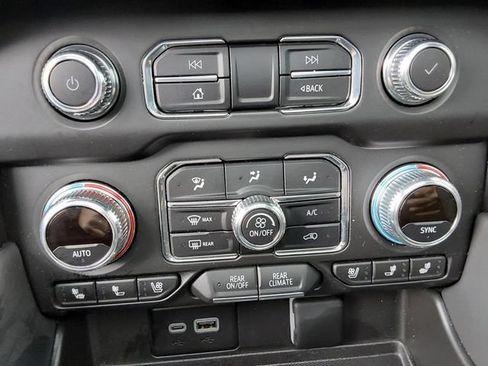 Used 2024 GMC Yukon AT4 w/ Technology Package AWD/4WD image 39
