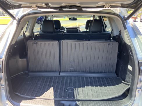 Used 2019 Toyota Highlander XLE AWD/4WD image 34