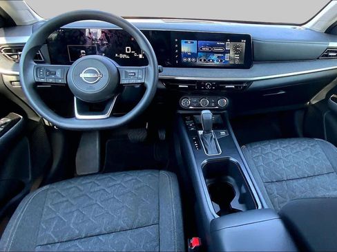 Used 2025 Nissan Kicks SV w/ SV Premium Package FWD image 16