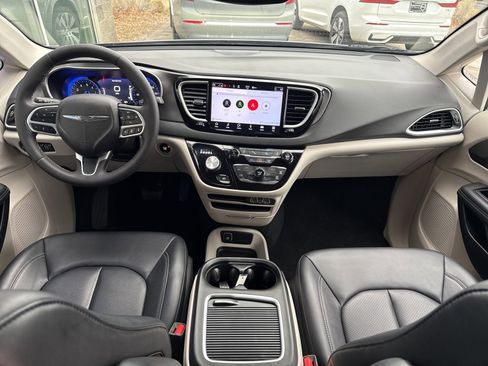 Used 2024 Chrysler Pacifica Touring-L image 18
