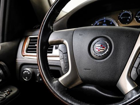 Used 2013 Cadillac Escalade Platinum RWD image 22