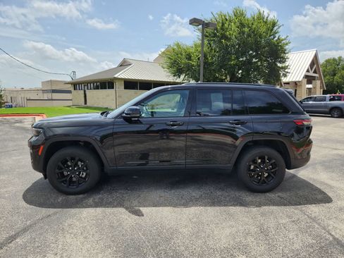 Used 2024 Jeep Grand Cherokee Altitude AWD/4WD image 4