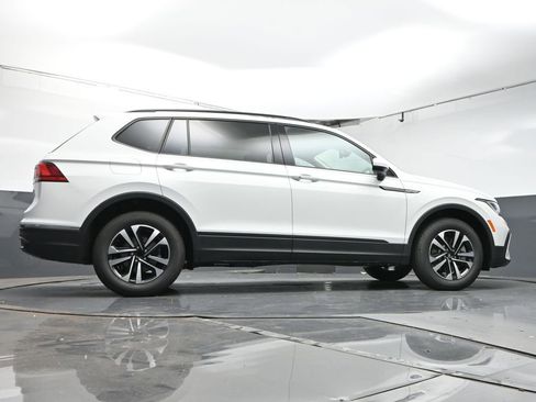 Used 2024 Volkswagen Tiguan S image 33