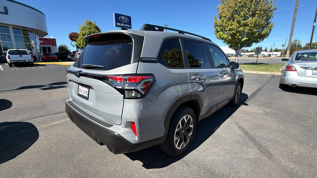 Used 2025 Subaru Forester Premium AWD/4WD image 4