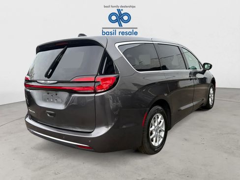 Used 2023 Chrysler Pacifica Touring-L FWD image 7