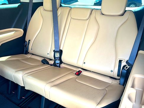 Used 2024 Kia Carnival LX image 20