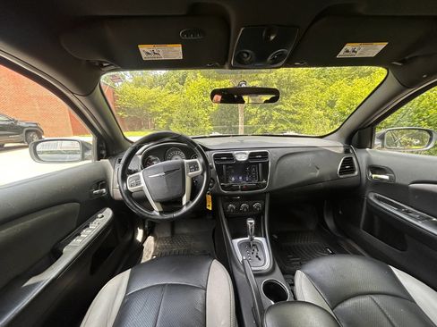 Used 2013 Chrysler 200 Touring FWD image 4