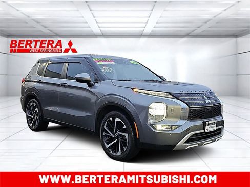 Used 2022 Mitsubishi Outlander SE image 1