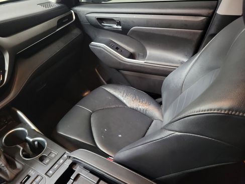 Used 2020 Toyota Highlander XLE image 20