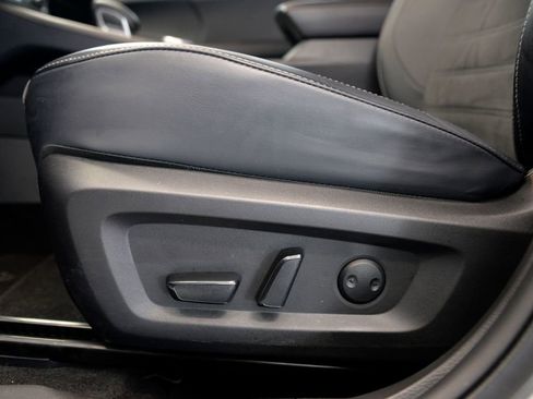 Used 2025 Mitsubishi Outlander SE image 16