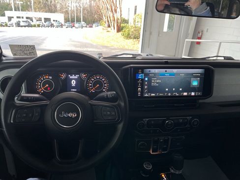 Used 2025 Jeep Gladiator Sport AWD/4WD image 13