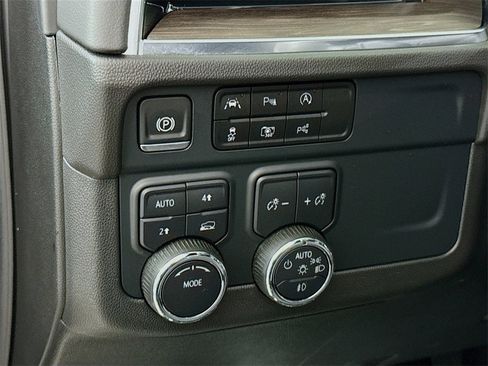 Used 2025 Chevrolet Suburban LT w/ Comfort Package image 18