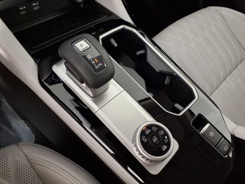 Used 2025 Mitsubishi Outlander AWD image 19