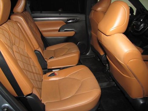 Used 2023 Toyota Highlander Platinum FWD image 19