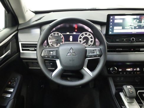 New 2025 Mitsubishi Outlander SE image 19