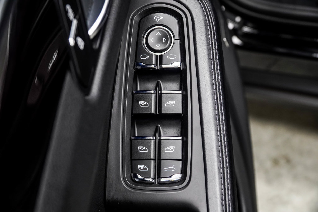 Used 2023 Porsche Macan Turbo AWD/4WD image 43