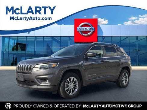 Used 2019 Jeep Cherokee Latitude Plus w/ Cold Weather Group AWD/4WD image 1