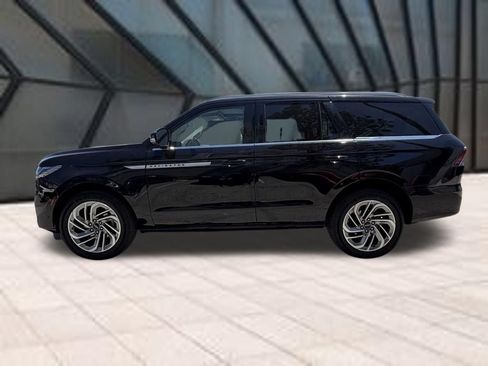 Used 2025 Lincoln Navigator Reserve AWD/4WD image 6