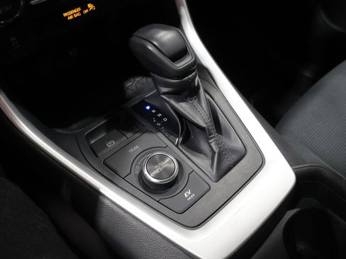 Used 2019 Toyota RAV4 LE w/ Carpet Mat Package AWD/4WD image 27