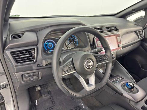 Used 2025 Nissan Leaf S image 12