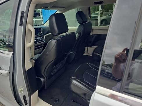Used 2024 Chrysler Pacifica Touring-L FWD image 28