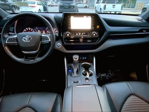 Used 2022 Toyota Highlander XSE FWD image 15