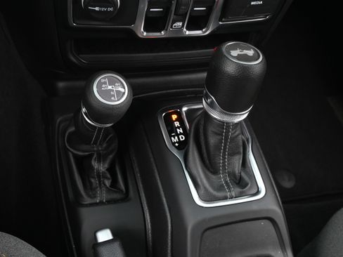 Used 2025 Jeep Wrangler Unlimited Sahara w/ Safety Group AWD/4WD image 27