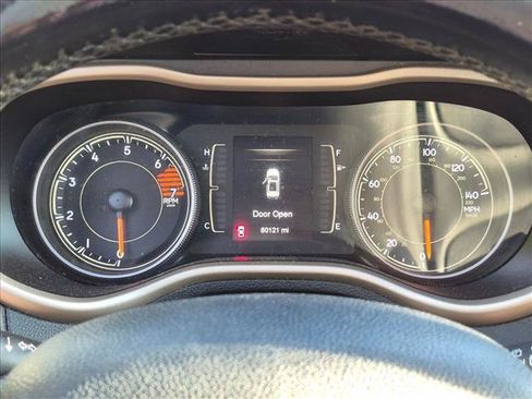 Used 2018 Jeep Cherokee Latitude w/ Altitude Package FWD image 3