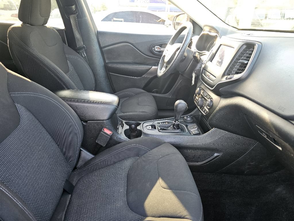 Used 2019 Jeep Cherokee Latitude w/ Popular Appearance Group AWD/4WD image 41