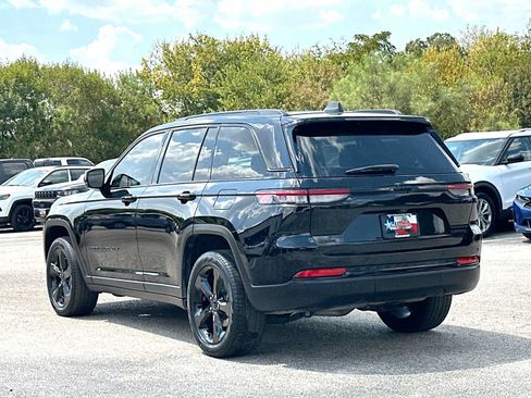 Used 2023 Jeep Grand Cherokee Limited w/ Black Appearance Package AWD/4WD image 13