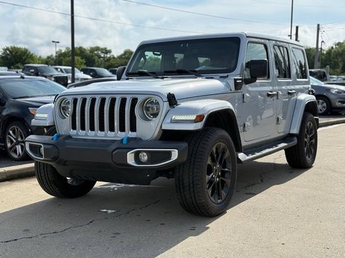 Used 2022 Jeep Wrangler Unlimited Sahara w/ Cold Weather Group AWD/4WD image 10