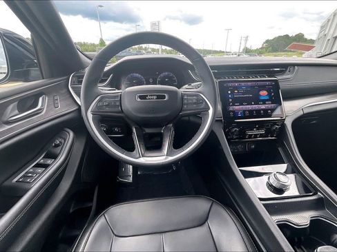 Used 2024 Jeep Grand Cherokee Limited RWD image 4