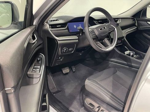 Used 2023 Jeep Grand Cherokee Laredo AWD/4WD image 19