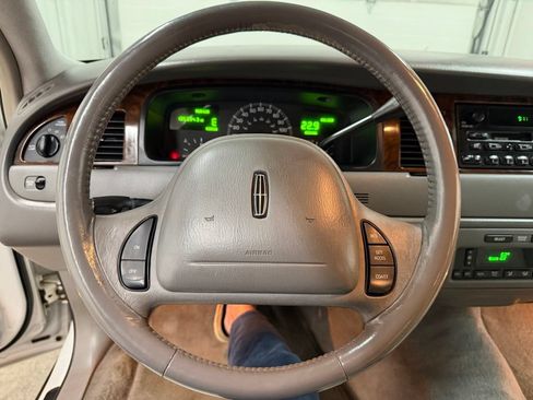 Used 2000 Lincoln Town Car Executive RWD image 33