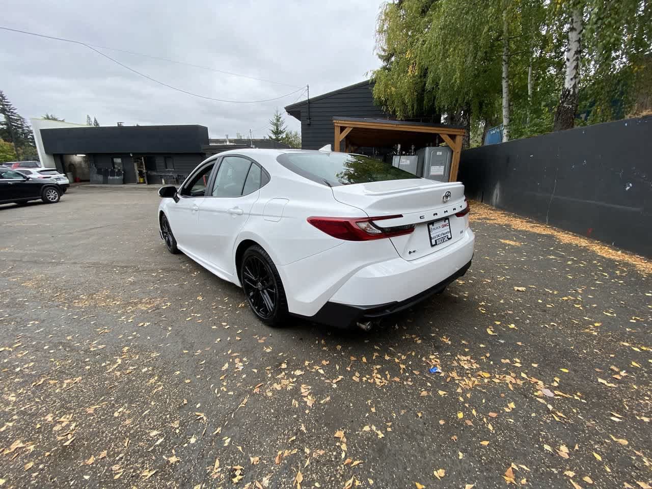 Used 2025 Toyota Camry SE FWD image 4