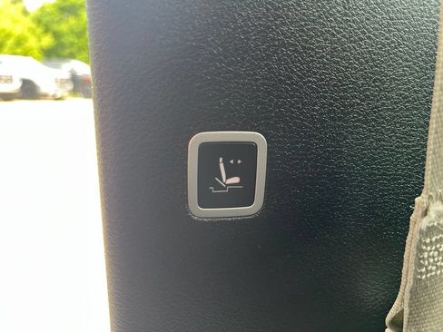 Used 2023 Chrysler Pacifica Touring-L FWD image 38