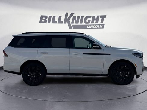 New 2026 Lincoln Navigator Reserve w/ Jet Appearance Package AWD/4WD image 6