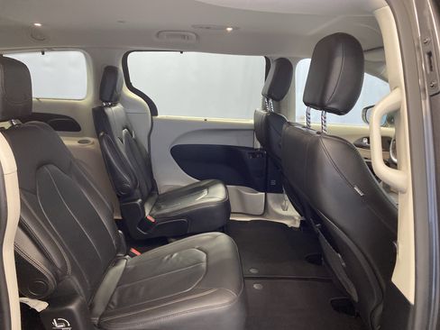 Certified 2020 Chrysler Pacifica Touring-L image 40