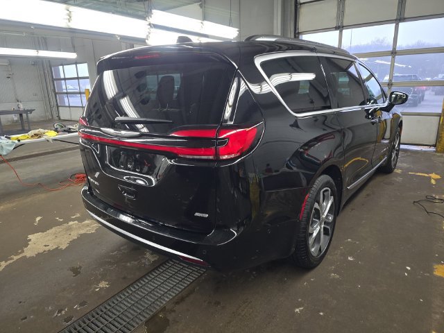 Used 2024 Chrysler Pacifica Pinnacle AWD/4WD image 3