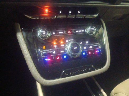 Used 2021 Lincoln Corsair AWD w/ Premium Package image 28